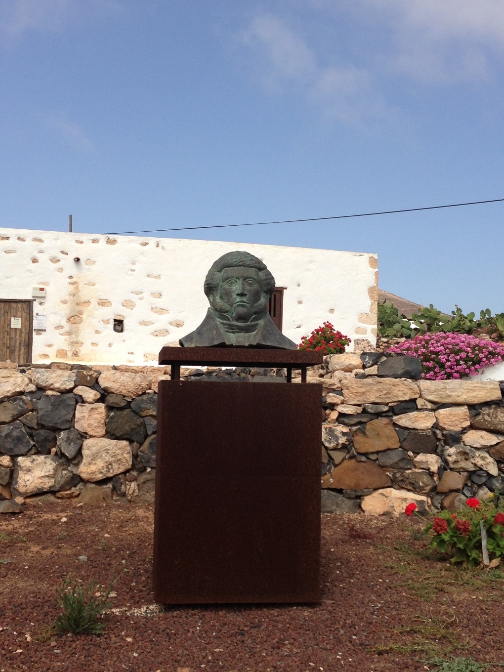 Dr Mena busto 2.jpg